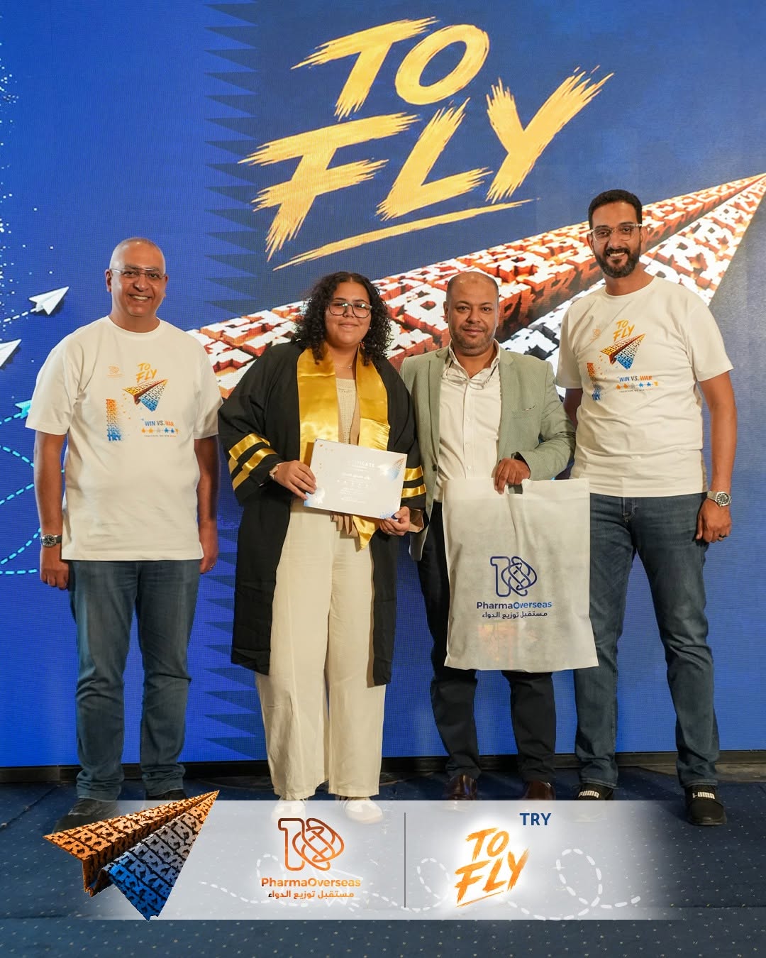 لحظة تكريم إحدى الخريجات على مسرح احتفالية Try to Fly