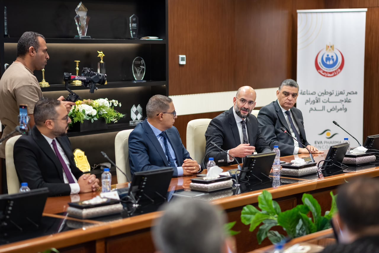 مسؤولو إيفا فارما ووزارة الصحة خلال المؤتمر الصحفي لتوطين علاجات الأورام