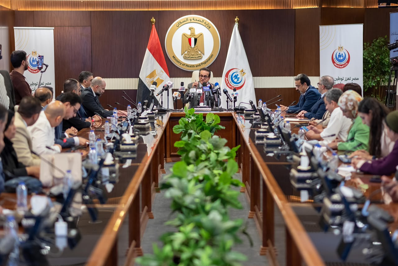 لقطة عامة لقاعة المؤتمر الصحفي بوزارة الصحة المصرية خلال الإعلان عن خطة توطين علاجات الأورام