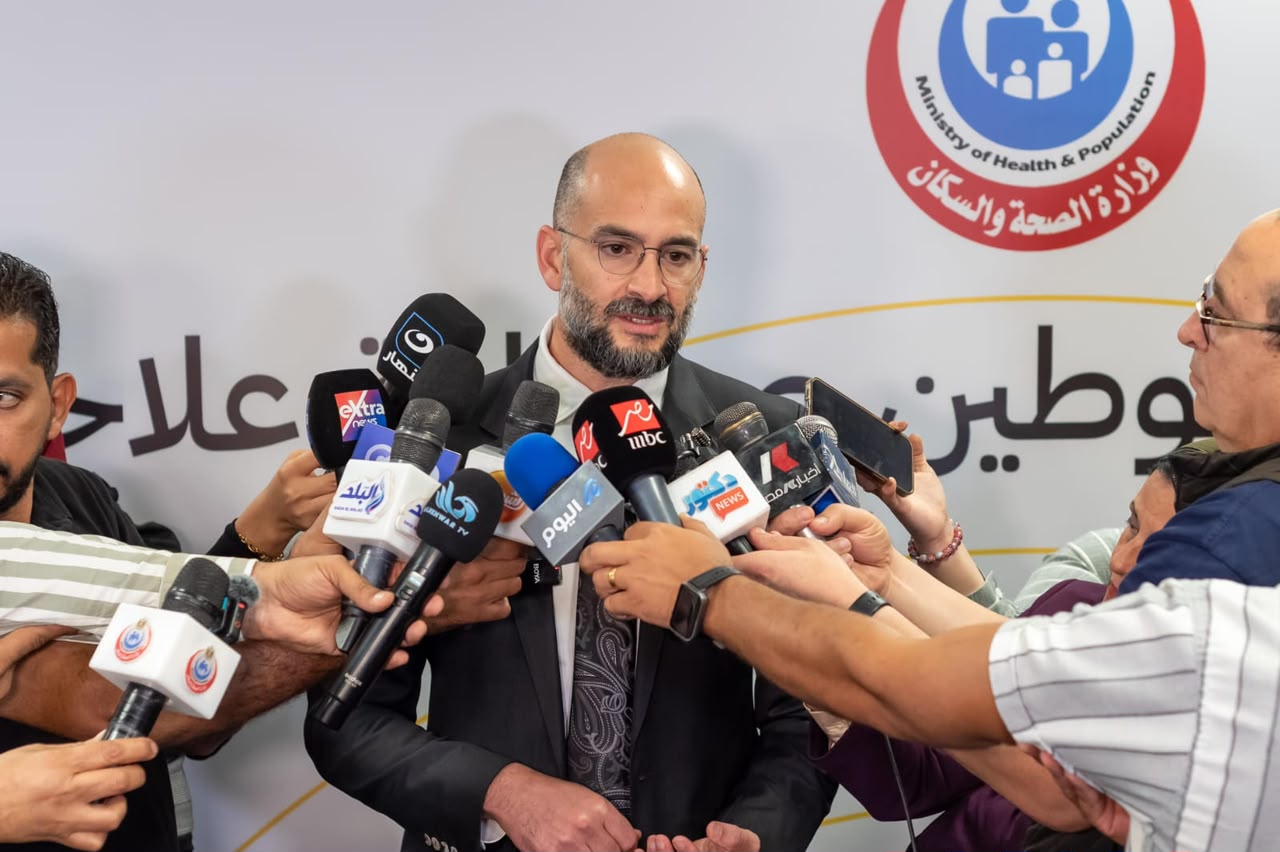 مسؤول من إيفا فارما يتحدث للصحفيين خلال المؤتمر
